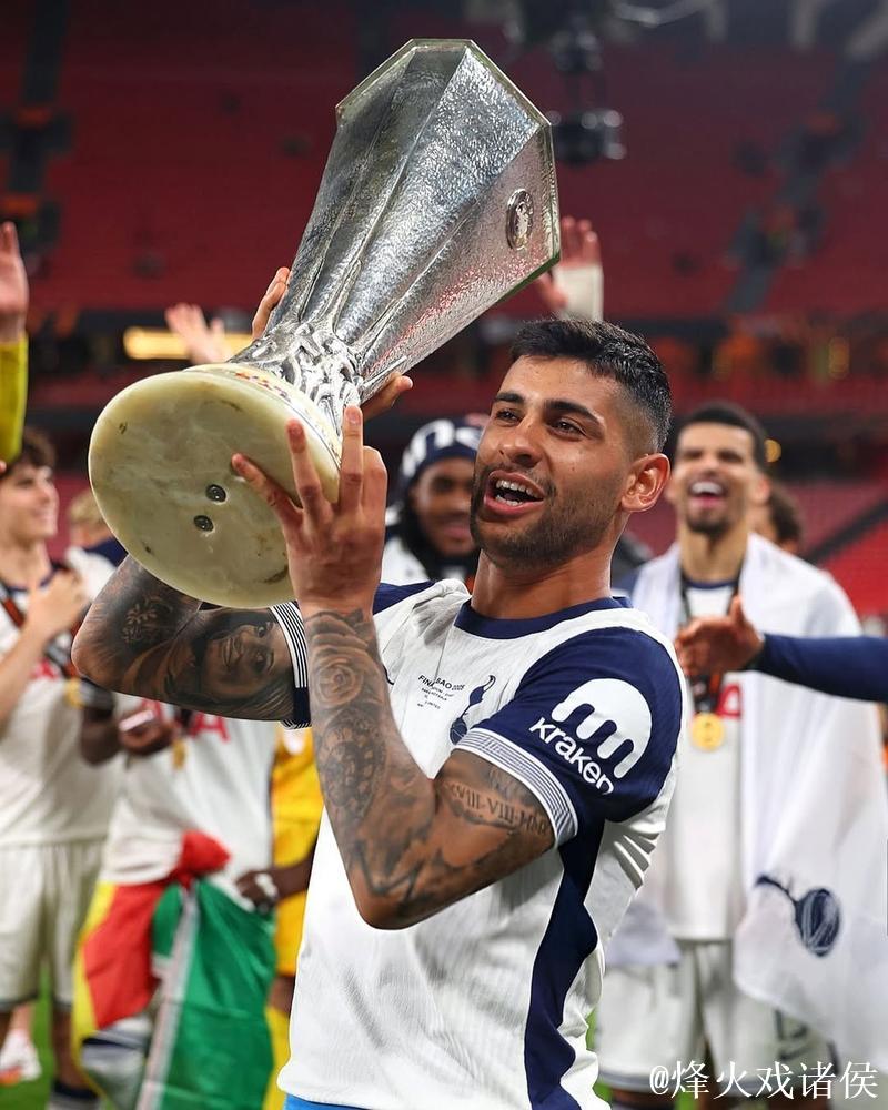 西蒙斯:很高兴罗梅罗把点球让给了我;能踢欧冠 西蒙斯:很高兴罗梅罗把点球让给了我;能踢欧冠